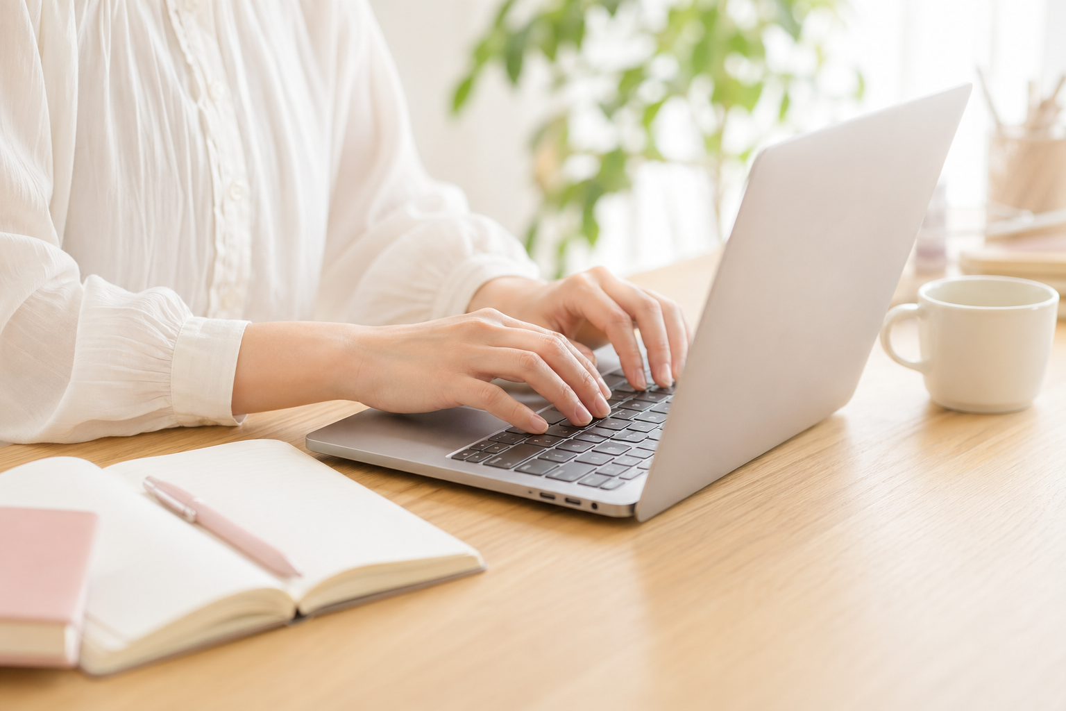パソコンで執筆する手元